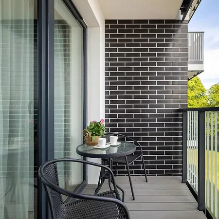 Tasteful With Parking Near The Center Of By Renters 아파트