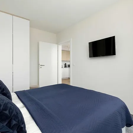 Apartman Tasteful With Parking Near The Center Of By Renters