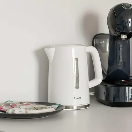 Tasteful With Parking Near The Center Of By Renters 아파트 *