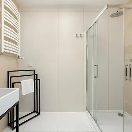 Tasteful With Parking Near The Center Of By Renters Apartman